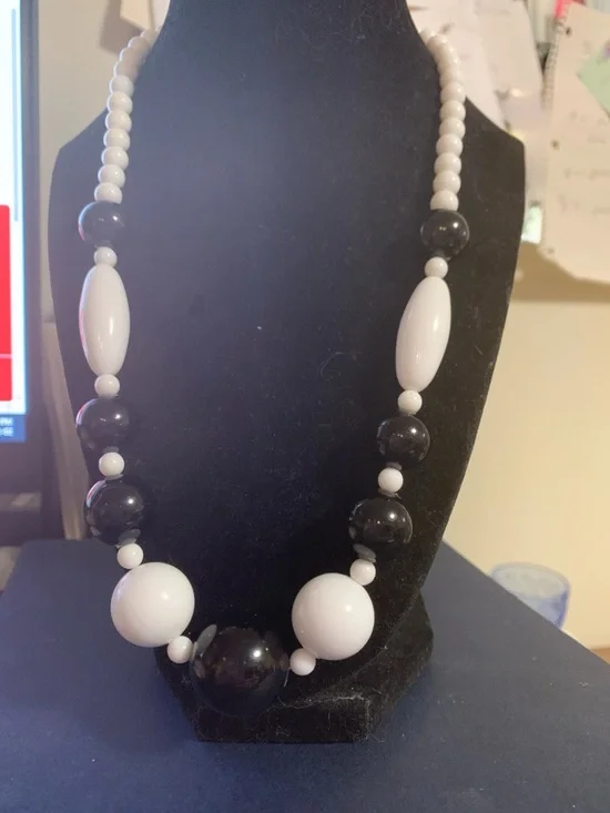 Classic Black and White Beaded Necklace - Unbranded - Picture 5 of 7